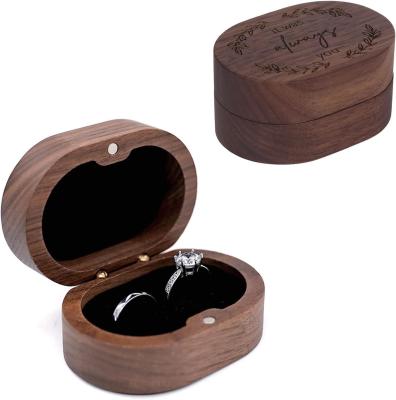 China Caja de anillos de madera de alta calidad Caja de anillos circular de nuez regalo de San Valentín de boda puede ser personalizado logotipo láser en venta