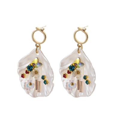 China High Quality Beach Bohemian Style Colored Pearl Flower Earrings Shape White Helix Shaped Earrings For Ladies for sale