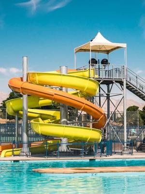 China Park Vergnügen Wasser Spaß Sport Ausrüstung Außenpool Mit Spiralröhre Spielplatz Rutsche zu verkaufen