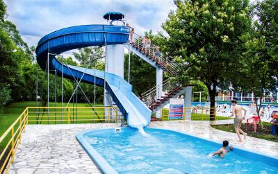 Chine équipement de piscine de 3 à 5 m de haut toboggan en fibre de verre pour enfants à vendre