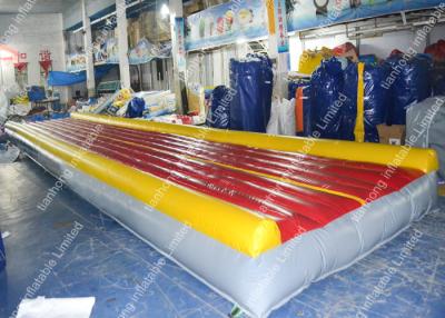 China Amortiguador rojo del piso inflable de la caída de los deportes acuáticos para el parque del agua en venta