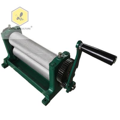 China Farms Beekeeping Tools Manual Hand Crank Beeswax Comb Base Roller Mill Machine Manual Beeswax Roller Punching Machine for sale