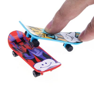 China Funny Educational Toy Mini Finger Skateboards for Kids Durable Finger Boards in Assorted Designs, 3 Inch Fingerboard Skateboard Party Favors for sale