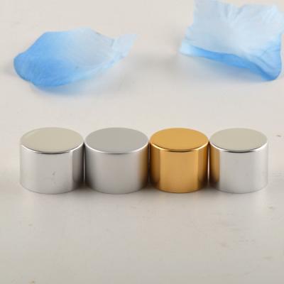 China Cosmetic packaging 18/20/24 mm gold silver UV metal screw cap top lid for cosmetic plastic bottle with white black plastic stop cap for toner bottle for sale