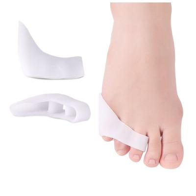 China Skin Friendly SEBS Soft Foot Care New SEBS Gels 3 Hole Small Toe Divider Toe Hallux Valgus Correction Toe for sale