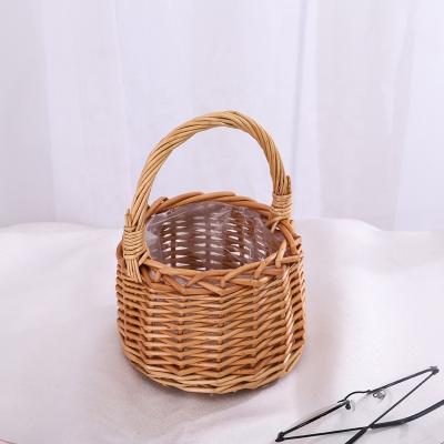 China Small viable wicker bridesmaid basket with handle for wedding or desk decoration for sale