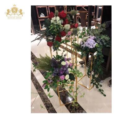 China Concealed Wedding Gold Metal Centerpieces Flower Stand For Decoration for sale