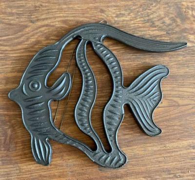 China OUYA Sustainable Wrought Iron Garden Ornaments Cast Metal Decorative Fish for sale