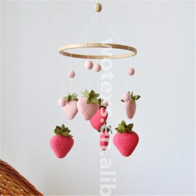 China 100% Eco-friendly Baby Crib Mobile Decor Handmade Strawberry BM032 Baby Gifts For Newborn Ball Fruit Crib for sale