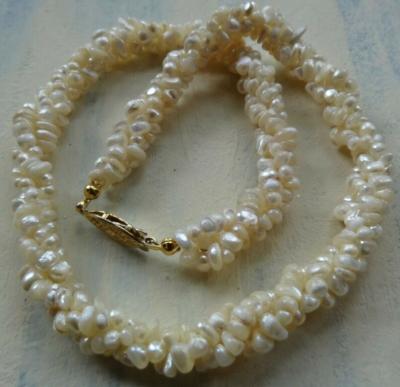 China Vintage FASHIONABLE Beautiful Cream Shell Pearl Pearl Rope Twist Necklace for sale