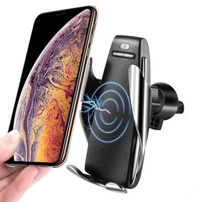 China Cell Phone Sensor Auto Car Wireless Charger For iPhone Xs Max Xr S10 Smart Infrared Fast Radio Car Phone Charging Holder for sale