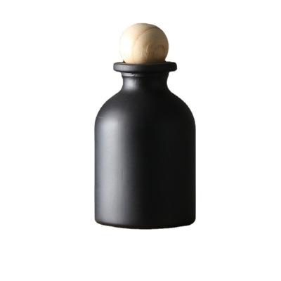 China Eco-friendly Recyclable New fashion 100ml round matte black white amber reed aroma diffuser glass bottle with  a replaceable wood cork for sale