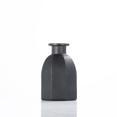 China Glass Diffuser Bottle High quality matte black clear waterless aromatherapy diffuser glass bottle with a classic shape and a modern stripe etching for sale