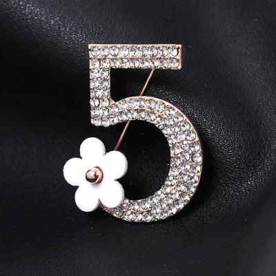 China Wholesale ALLOY Gold Number Five Lapel Pin Corsage Scarf Pins Rhinestones Brooch Breastpin For Wedding Bouquet for sale