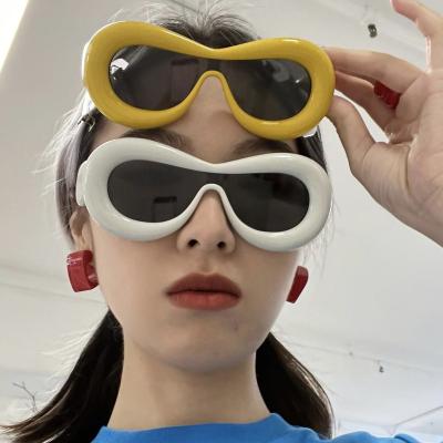 China 100% Protection Y2K Futuristic Style Bubble Oversized Sunglasses UV 400 Style Modern Fashion Candy Color Sun Glasses for sale