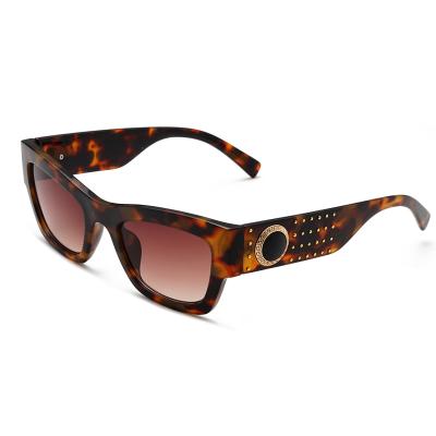 China 2021 fashion trendy luxury sunglasses for women UV400 for sale