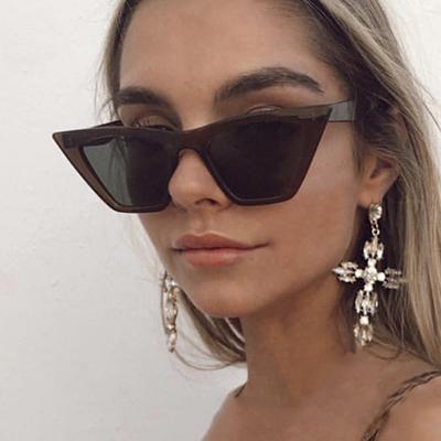 China One-Piece Delivery Decor Sunglasses Fashion Sunglasses Big Tend Big Frame Cat Eye Sunglasses For Lady for sale