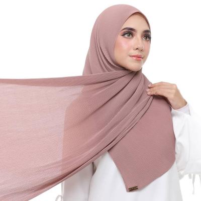 China Islamic Ladies Long Section Hijabs New Fashion Style Pleated Chiffon Shawl Long Wrap Crushed Chiffon Scarves Women Pleated Chiffon Scarf for sale