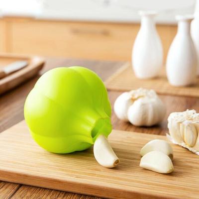 China Viable Home Kitchen Silicone Garlic Soft Peeler Peeler Soft Garlic Press Remove Peel Tool Silica Gel Flexible Round Garlic Peeler for sale