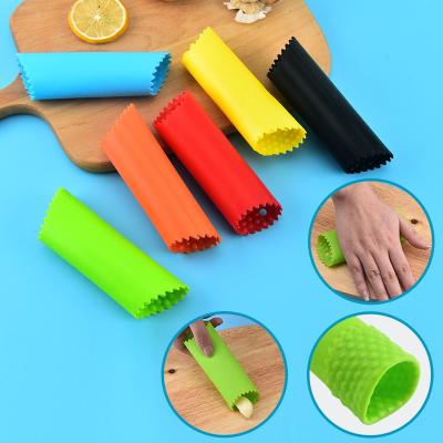 China Viable Crusher Garlic Skin Peeler Silicone Tools Kitchen Silicone Garlic Peeler Manual Roll Press Garlic Skinning for sale