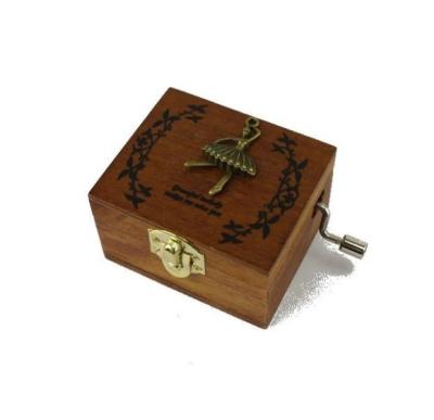 China Exquisite Vintage Hand Crank Music Box Birthday Gift Wooden Craft Music Boxes for sale