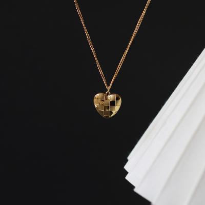 China Durable Stainless Steel Grid Love Heart Necklace 18k Gold Plated Lattice Heart Pendant Necklace For Women for sale