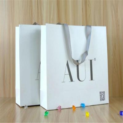 China Recyclable High Quality White Pain Cardboard Paper Garment Clothing Shopping Bags for sale