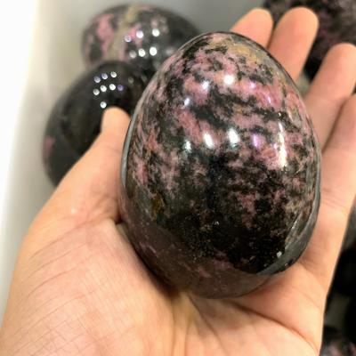 China Wholesale Natural Europe Rhodonite Quartz Egg Chakra Healing Carved Raw Rhodonite Egg Stone Rhodonite Egg Palm For Decoration for sale