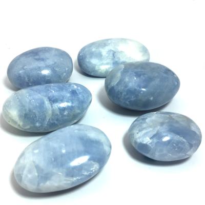 China Wholesale Natural Crystal Stones Quartz Hand Pieces Cobblestone Kynite Kynite Palm For Relax for sale