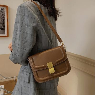 China 2022 eco-friendly new retro one shoulder messenger bag wholesale single lock all-match bag for sale