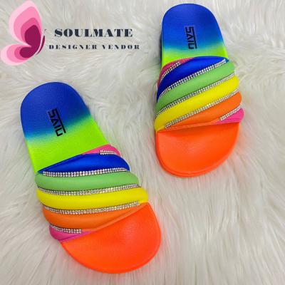 China CUSHIONING flat women beach new summer sandals plus size rhinestones luxury slides freeze bling diamond women home rivet flat slide for sale