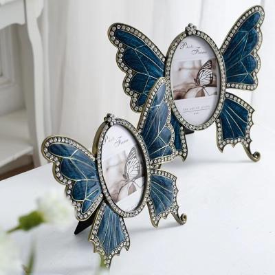 China Alloy Metal photo frame custom butterfly photo frame set luxury European 5/6 inch lovers table set birthday wedding photo for sale