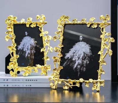 China Alloy Photo frame custom light luxury golden flower shape 6 /7/10 inch alloy photo frame high-end wedding photo frame for sale