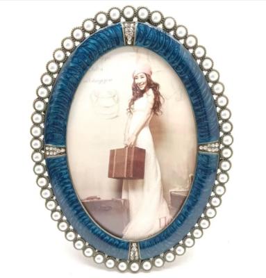 China Alloy Photo frame custom oval white pearl photo frame set  European palace creative style decoration senior vintage photo frame for sale