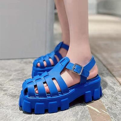 China Fashion Trend 2022 High Quality Platform Thick Lower Flat Waist Round Crescent Toe Leisude Sandals Female Brand New Summer Women's Sandals for sale