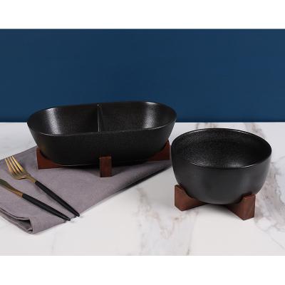 China Sustainable European Style Hotel Used Ceramic Serveware Fruit Salad Round Serving Bowl With Wooden Rack for sale