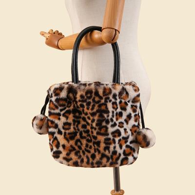 China New Fashion Leopard Print Stuffed Fur Handbag Ladies Soft Faux Fur Plush Animal Bag Women Handbag for sale