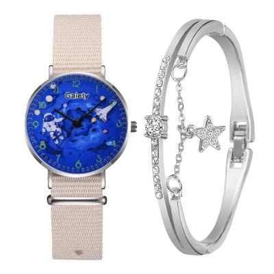 China Low MOQ non-specific wholesale fashion canvas strap wristwatch bracelet set ladies bracelet quartz watch set for sale