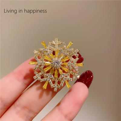 China Rotating Instant Yellow Zircons Pin Brooch Temperament All Match Crystal Brooch Accessories Snowflake Brooch Pin for sale