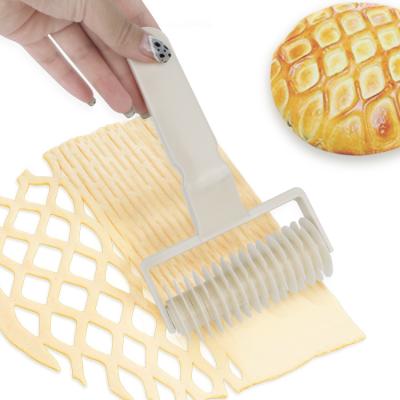 China Pizza Plastic Craft Biscuit Instrument Kitchen Tool Mold Plastic Fillet Special Baking White Knife for sale