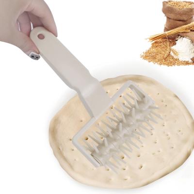 China Creative Plastic New Design Tools Pizza Roller Punch Pizza Baking Tools for sale