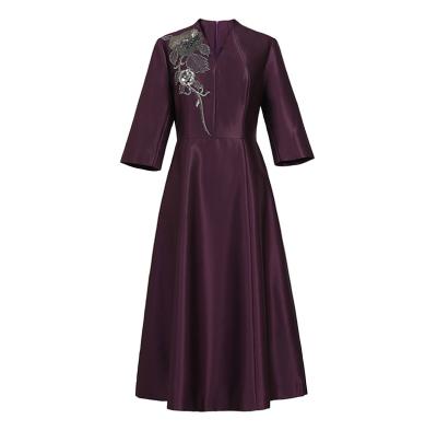 China Modern embroidery of the traditional Chinese style dress to improve the middle length of the mother's equalizing dress for sale