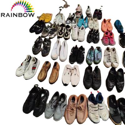 China Mixed Wholesale Second Hand Branded Shoes Bales Used Large Size Mixed Men Women Kids Sneakers For Container for sale