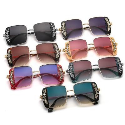 China High Quality Metal Square Pattern Diamond Inlaid Retro Rhinestone Sunglasses Men Women Glasses Gradient Cutout Sun Glasses for sale