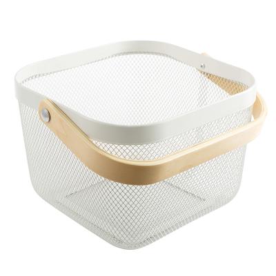 China 24X24cm Flachdraht Mesh Basket White Metal Basket mit hölzernem Griff zu verkaufen