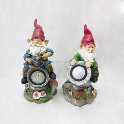 China Antique Europe Resin Garden Gnome With Solar Lantern for sale