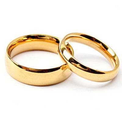 China Simple 4mm Mens And Womens Fashion Gold Stainless Steel Couples High Quality Wedding Ring CLASSIC for sale