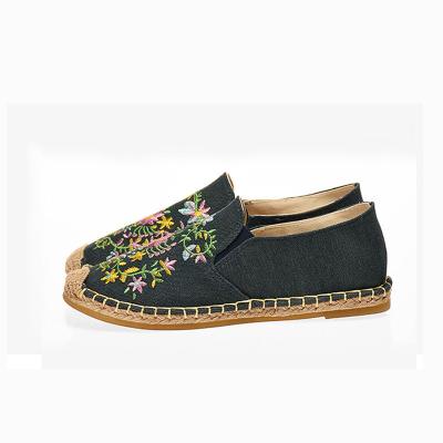 China Breathable Chinese Traditional Women's Cloth Handmade Embroidered Shoes for sale