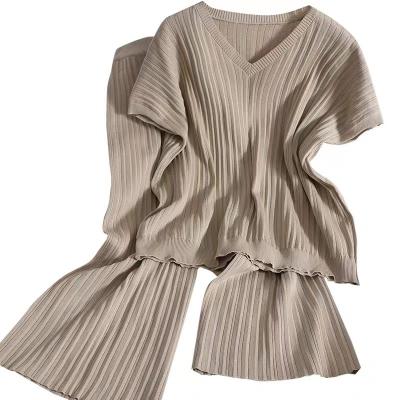 China QUICK DRY Korean Nine Point Wide-Leg Pants Pullover V-Neck Tops Loose Solid Color Ladies 2 Piece Outfits for sale