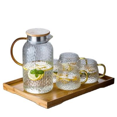 China Sustainable Hammer Pattern Glass Water Pitcher Water Carafe Pitcher With Color Handle And Cup Set for sale